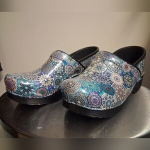 Stylish Women's Patterned Clogs